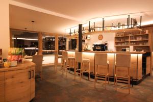 een restaurant met een bar met stoelen eromheen bij Hotel Cornelia in Solda