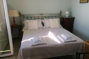 A bed or beds in a room at Casa nel borgo marinaro di Santa Nicolicchia