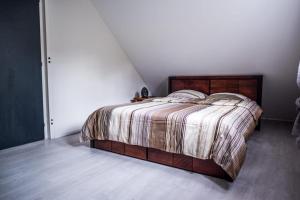 1 dormitorio con 1 cama grande y cabecero de madera en Villa Blue Lagon... à 100m de la plage!, en La Saline-Les-Bains