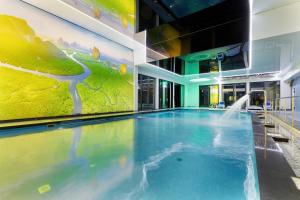 Bazén v ubytovaní Gryf Resort Międzywodzie alebo v jeho blízkosti