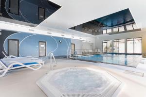 Bazén v ubytovaní Gryf Resort Międzywodzie alebo v jeho blízkosti