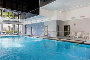 Bazén v ubytovaní Gryf Resort Międzywodzie alebo v jeho blízkosti