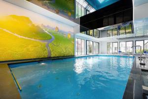 Bazén v ubytování Gryf Resort Międzywodzie nebo v jeho okolí