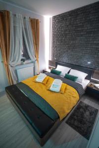 sypialnia z dużym łóżkiem z dwoma ręcznikami w obiekcie Apartament w Cieplicach 3 Delux w Jeleniej Górze