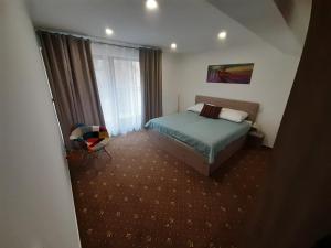 Habitación pequeña con cama y ventana en Apartmány Viecha, en Bardejov