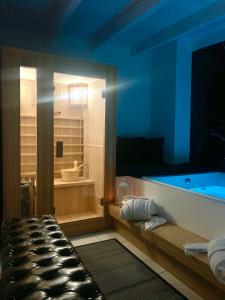 un bagno con una grande vasca con panca di Dimora San Biagio Suites&Apartment a Lecce