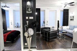 2 fotos de un dormitorio y una sala de estar en DIAMOND LADY Romantyczny i Luksusowy Apartament, en Szczecin