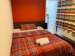 スウィンドンにあるSwandown Hotelのベッドルーム1室(ベッド1台、タオル2枚付)