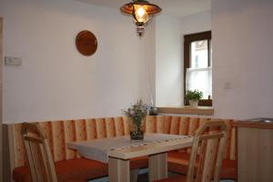 een eetkamer met een tafel en stoelen en een raam bij Maridl`s Ferienhaus in Umhausen
