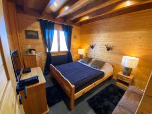 Giường trong phòng chung tại Haut de Chalet L'entasse n°9