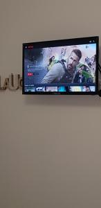 Televízia a/alebo spoločenská miestnosť v ubytovaní ControVento Apartament II