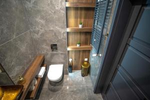 łazienka z toaletą i umywalką w obiekcie Apartament w Cieplicach 3 Delux w Jeleniej Górze
