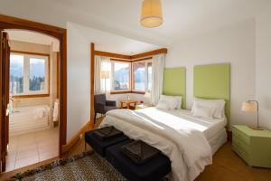 Una cama o camas en una habitación de Hostería Isla Victoria Lodge