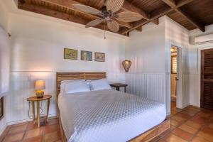 Letto o letti in una camera di Camp Bay Lodge
