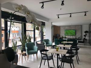 Un restaurante o sitio para comer en Surya Lima