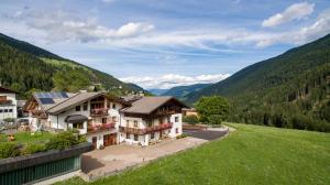 dom na wzgórzu z górami w tle w obiekcie Residence Karnutsch w mieście Santa Valpurga