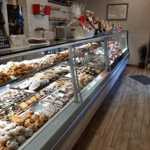 a bakery display case filled with lots of donuts at La Casa di Bea in Magliano deʼ Marsi +16 photos