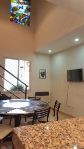 sala de estar con mesa y TV en El Cardon - p/6 pax -2 dorm - Amplio y moderno en Salta