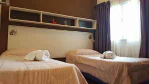 Habitación con 2 camas y toallas. en El Cardon - p/6 pax -2 dorm - Amplio y moderno en Salta