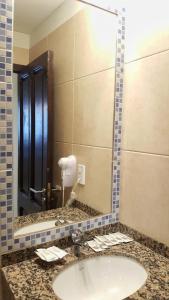 y baño con lavabo y espejo. en El Cardon - p/6 pax -2 dorm - Amplio y moderno en Salta