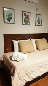 1 dormitorio con 1 cama grande y 2 almohadas en El Cardon - p/6 pax -2 dorm - Amplio y moderno en Salta