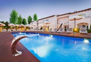 Bazén v ubytovaní Serenity Apartments alebo v jeho blízkosti