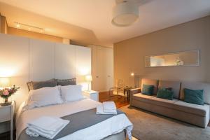 Säng eller sängar i ett rum på Cardosas Charming Apartment with Balconies