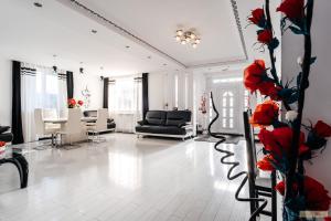 a living room with red flowers on the wall at Sweet Home Bucovina- Baza perfecta pentru explorarea Bucovinei in Frasin