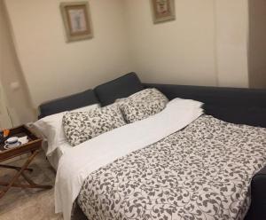 1 cama con 2 almohadas en una habitación en Apartamento Córdoba Mezquita, en Córdoba