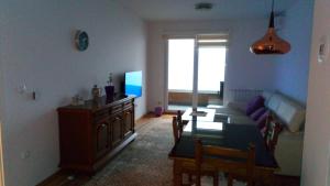 een woonkamer met een bank en een tafel en een eetkamer bij Sarajevo Olympic City in Sarajevo