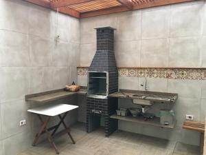 Η κουζίνα ή μικρή κουζίνα στο Casa com churrasqueira próximo à praia em Ubatuba +39 φωτογραφίες