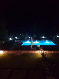 Bazén v ubytování Kriopigi Paradise nebo v jeho okolí