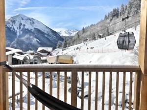 een uitzicht op een met sneeuw bedekte berg met een skilift bij ALPA appartements - Champagny-en-Vanoise in Champagny-en-Vanoise