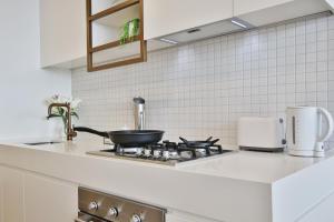 Kuchyň nebo kuchyňský kout v ubytování Domi Serviced Apartments