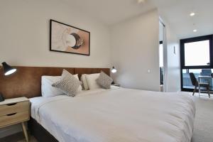 Postel nebo postele na pokoji v ubytování Domi Serviced Apartments