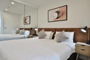 Postel nebo postele na pokoji v ubytování Domi Serviced Apartments