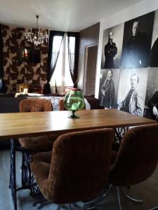オンフルールにあるLa Maison d'Alexandreのダイニングルーム(木製テーブル、椅子付)