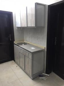 una cocina sin terminar con una barra en el medio en Masaken alkenan, en Yanbu