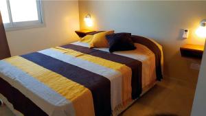 מיטה או מיטות בחדר ב-Apartamentos Barranca de Termas