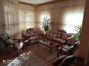 ein Wohnzimmer mit 2 Sofas und einem Tisch in der Unterkunft The Red Rose City in Wadi Musa
