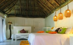 1 dormitorio con 1 cama blanca grande y algunas luces en Hacienda La Rusa, en Barra de Potosí 115 fotos más