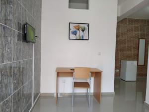 escritorio con silla y una foto en la pared en Plateau Bedroom & Chambre - Praia Center 1 en Praia