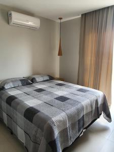 1 dormitorio con 1 cama y aire acondicionado en Rota da Praia II, en Barra Grande