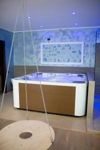 a swing in a room with a bath tub at HM MotelHotel in Castellazzo Bormida