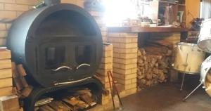 白山市的住宿－Guesthouse UNILA，厨房里放有一堆木头的炉灶