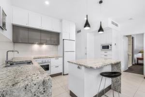 Köök või kööginurk majutusasutuses Mirra Chana Beachfront Apartments Mooloolaba