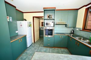 A kitchen or kitchenette at Cowrie Chalet