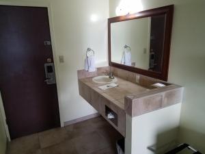 Een badkamer bij Western Inn South