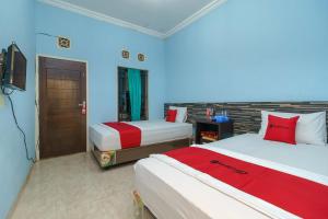 RedDoorz Syariah @ Mora Garden Bungo客房内的一张或多张床位