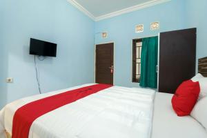 RedDoorz Syariah @ Mora Garden Bungo客房内的一张或多张床位